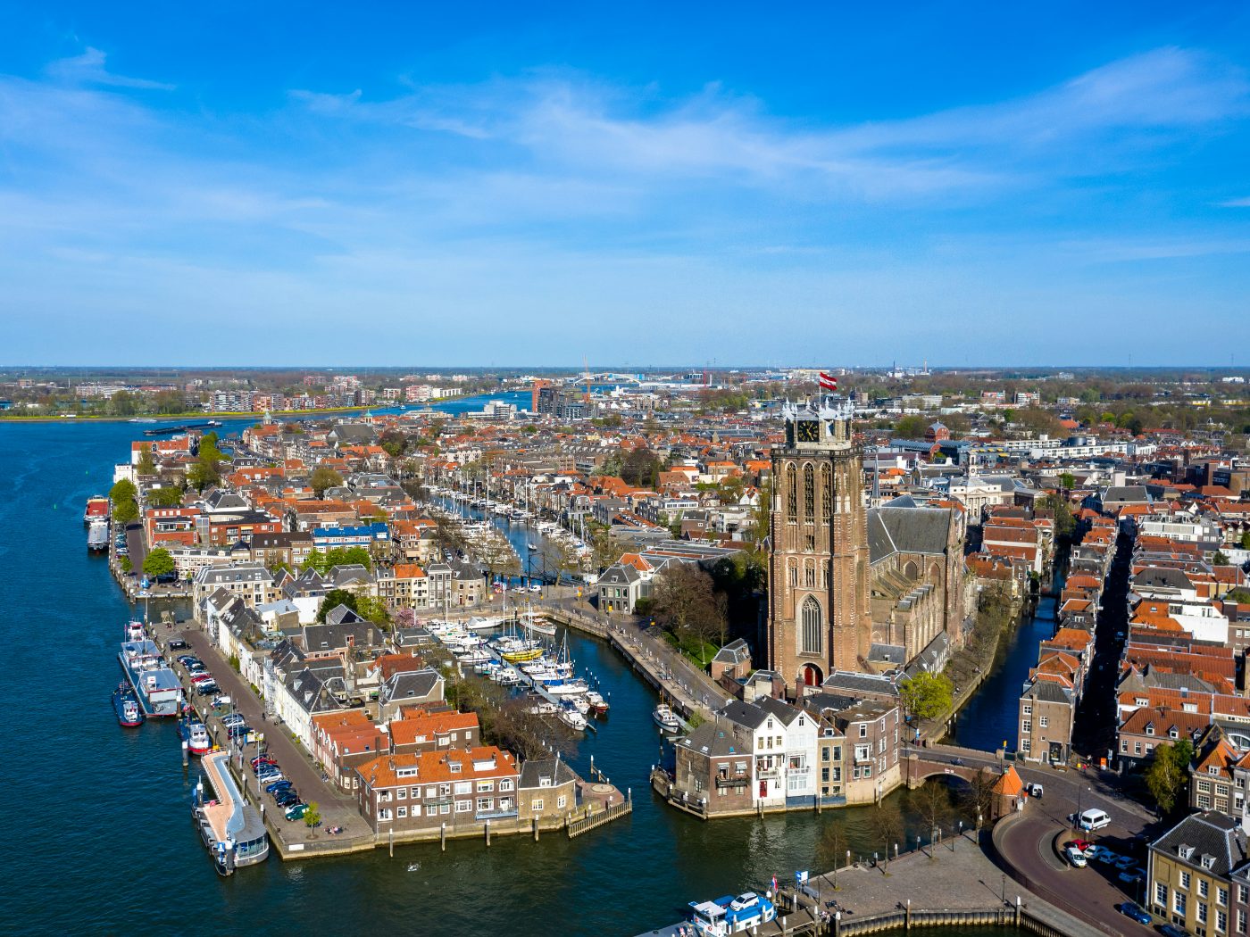 De Vismarkt aan het water in Drechtsteden, met terrassen en de Grote Kerk op de achtergrond