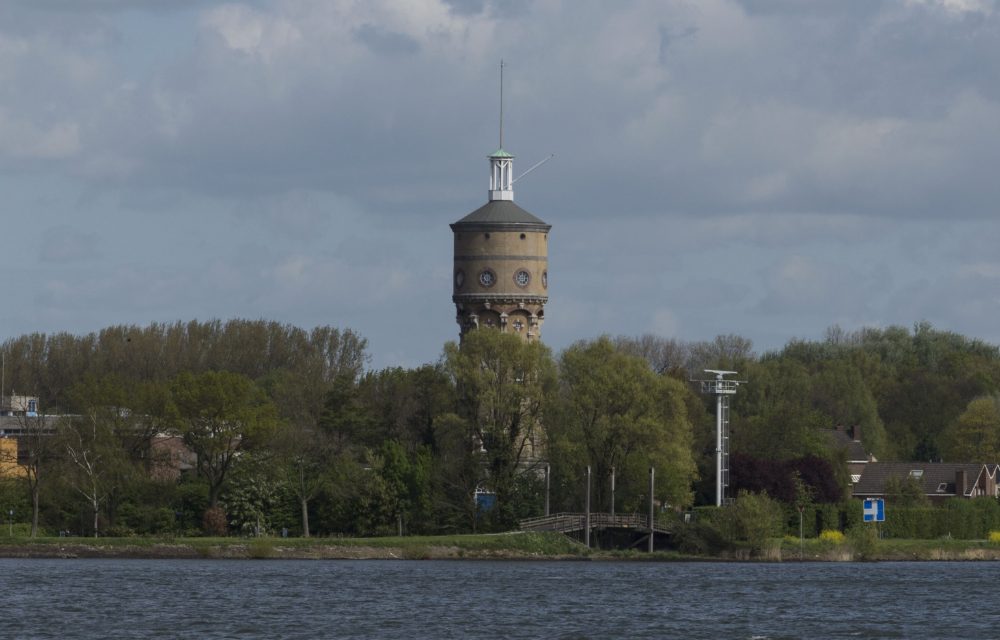 Het Kasteel van Drechtsteden gezien over het water